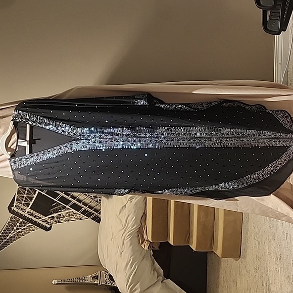 Beach cover up - Picture 1 of 4